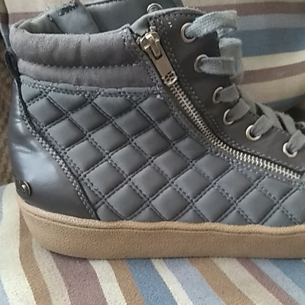 Shoes - Picture 5 of 8